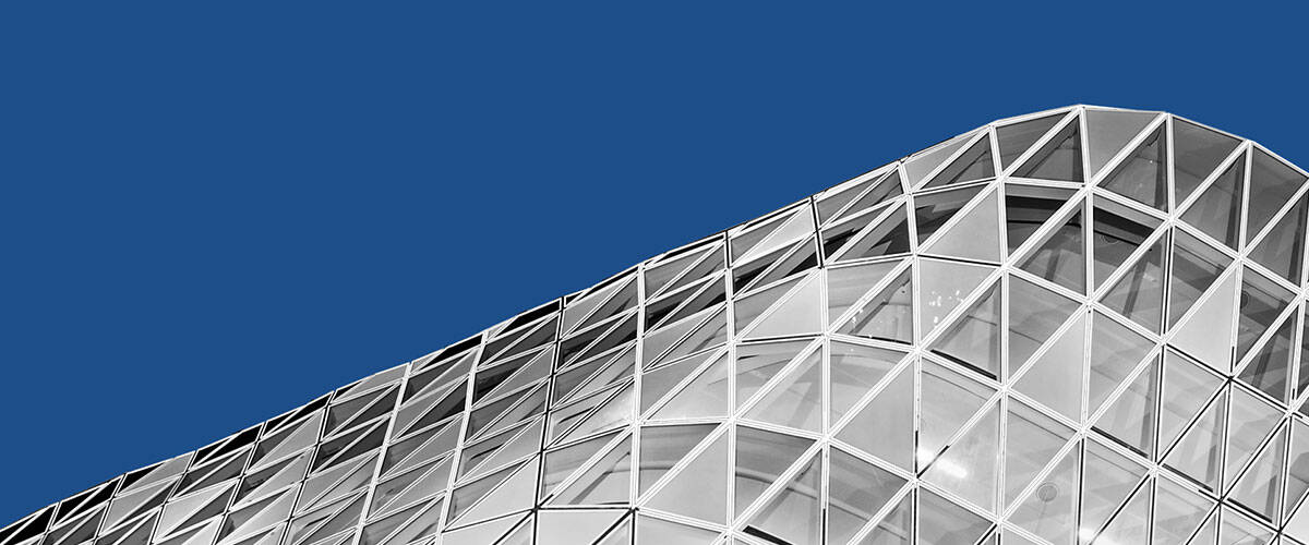 Moderne glazen gevel tegen blauwe lucht